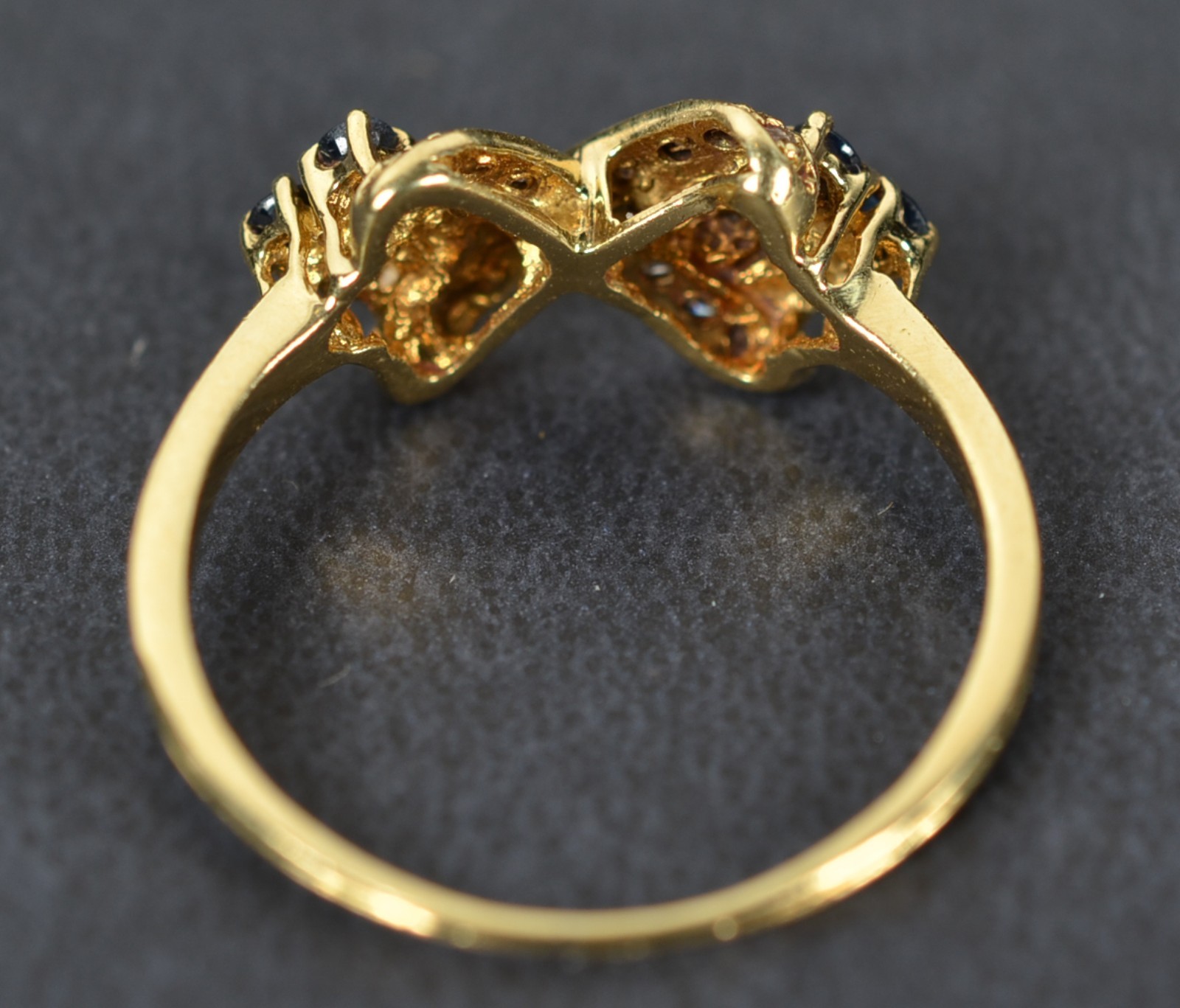 Anel de ouro 18k.,contraste 750 com "x" central cravejado com... - foto 4 de 6