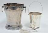 Duas peças de metal prateado composto de: wine ... - Duas peças de metal prateado composto de: wine cooler e balde para gelo.