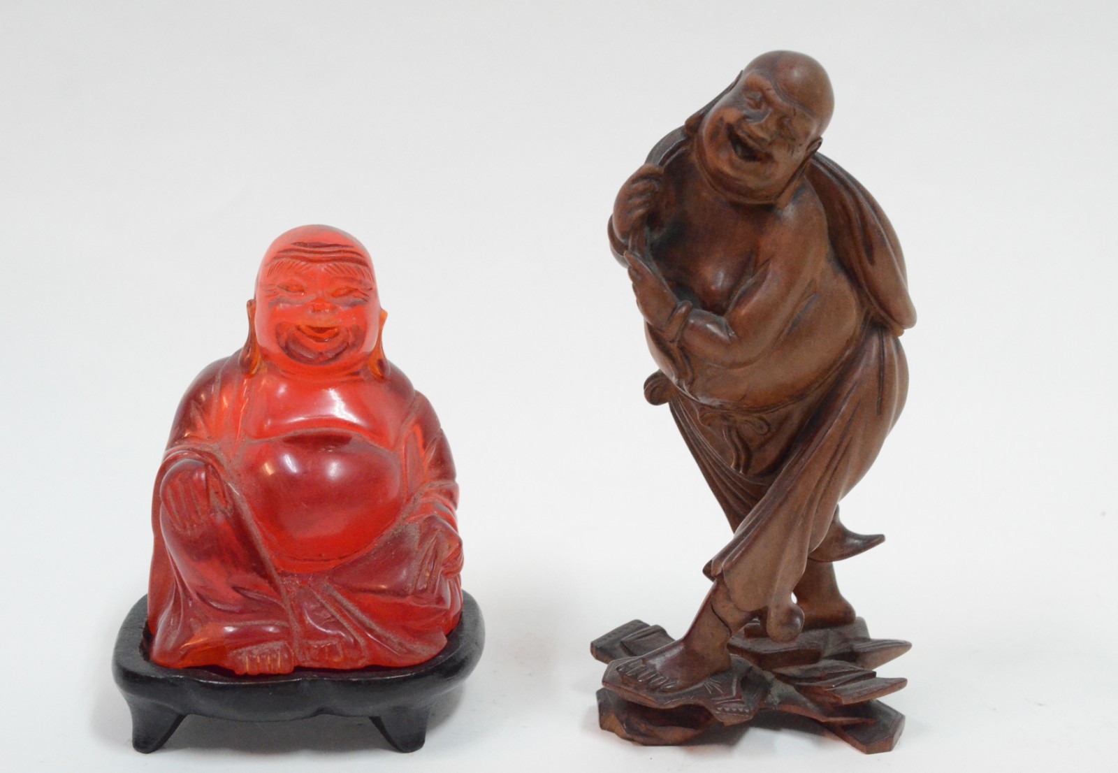 Duas figuras diversas de Buda, sendo uma em resina e outra em madeira. - foto 1 de 10