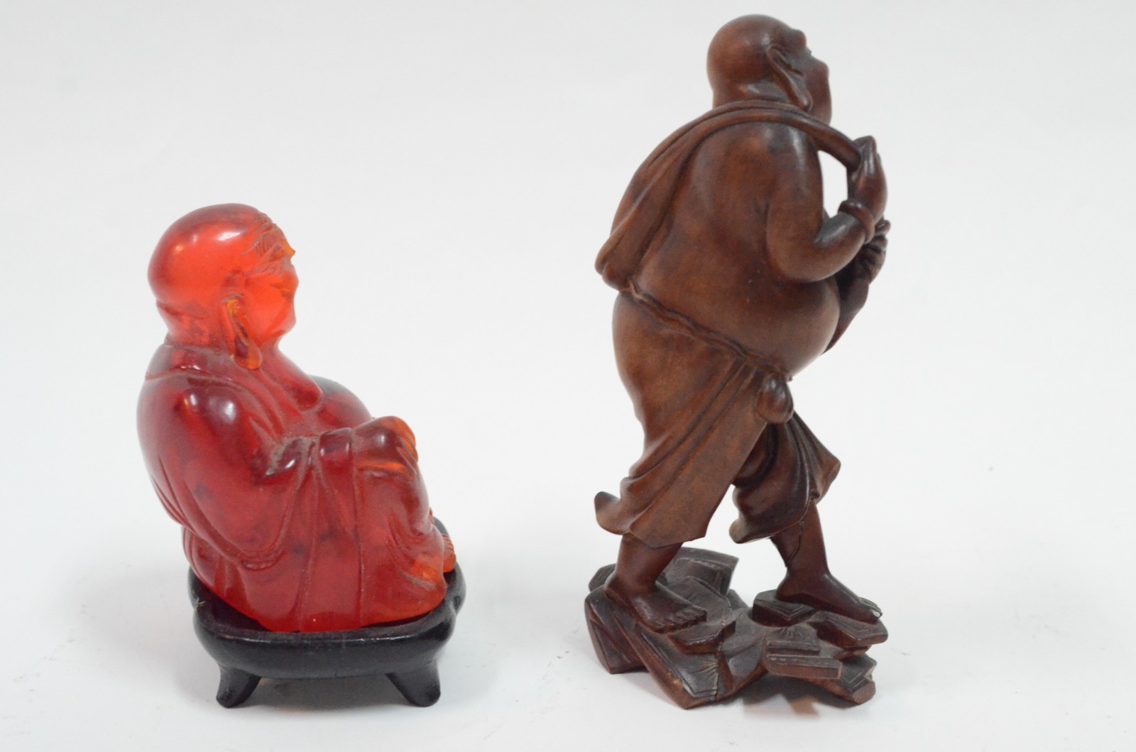 Duas figuras diversas de Buda, sendo uma em resina e outra em madeira. - foto 2 de 10