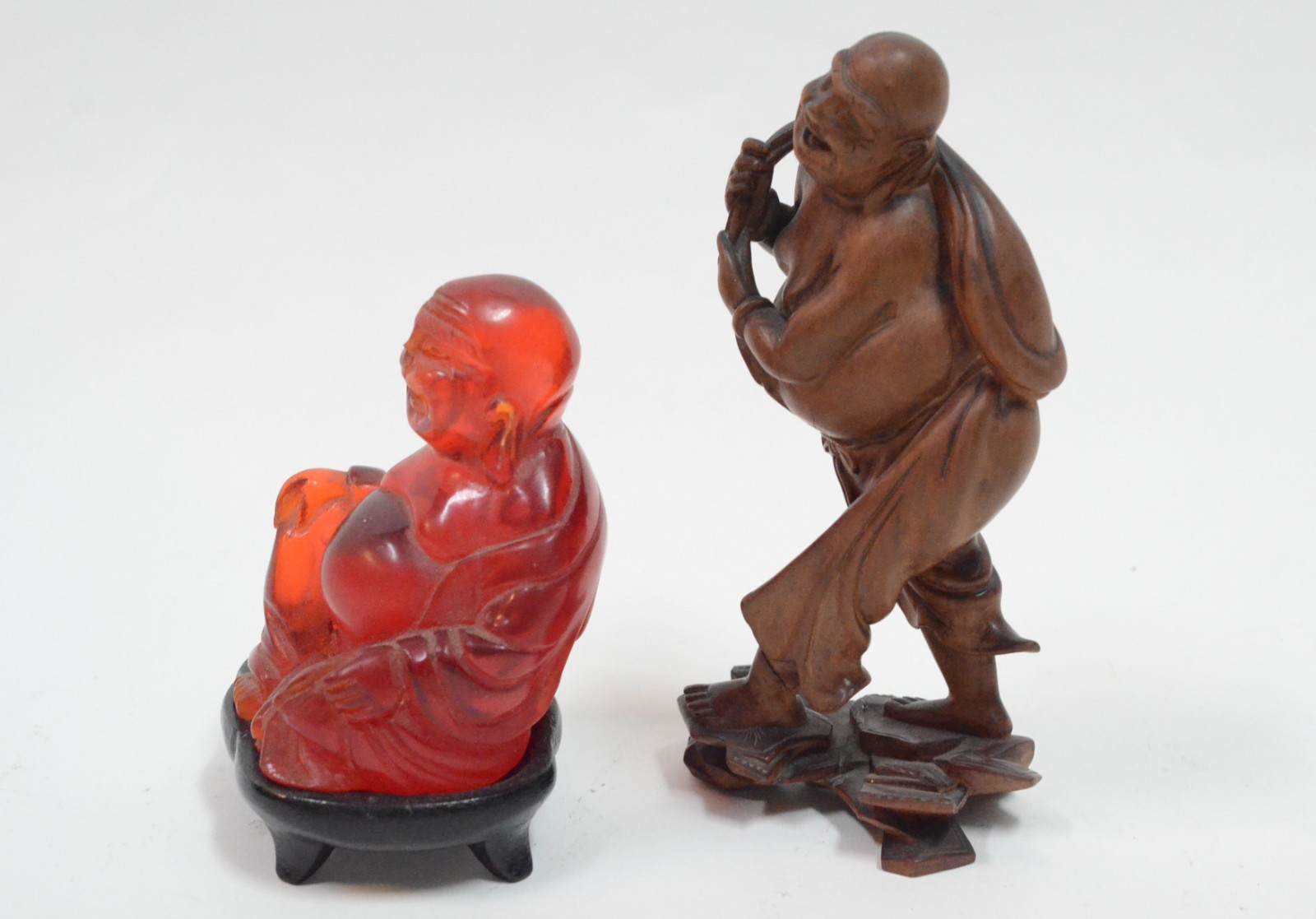 Duas figuras diversas de Buda, sendo uma em resina e outra em madeira. - foto 3 de 10