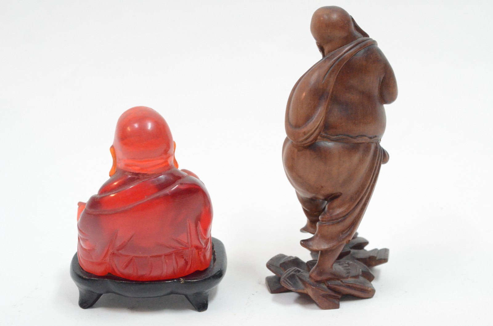 Duas figuras diversas de Buda, sendo uma em resina e outra em madeira. - foto 4 de 10