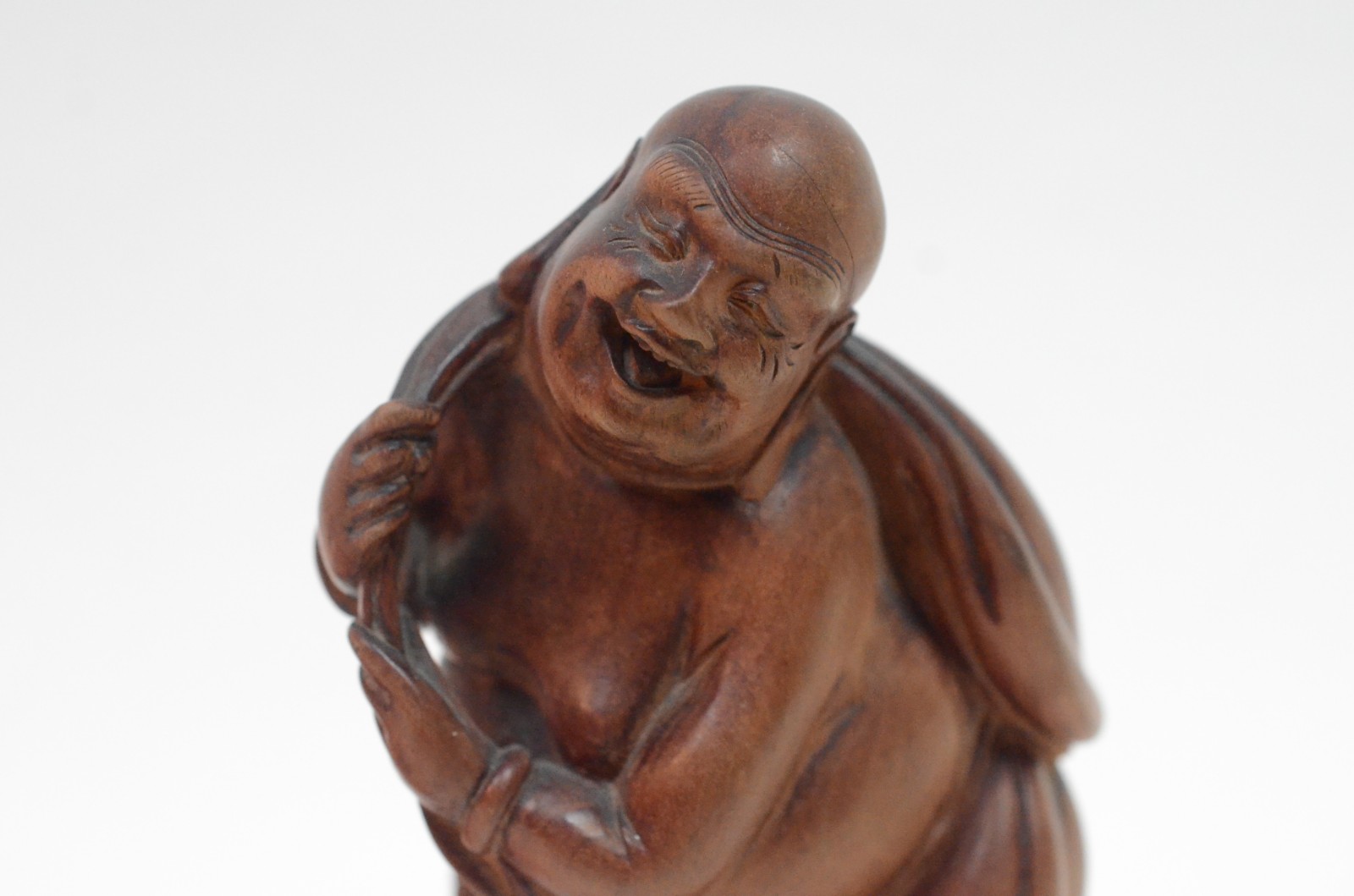 Duas figuras diversas de Buda, sendo uma em resina e outra em madeira. - foto 6 de 10