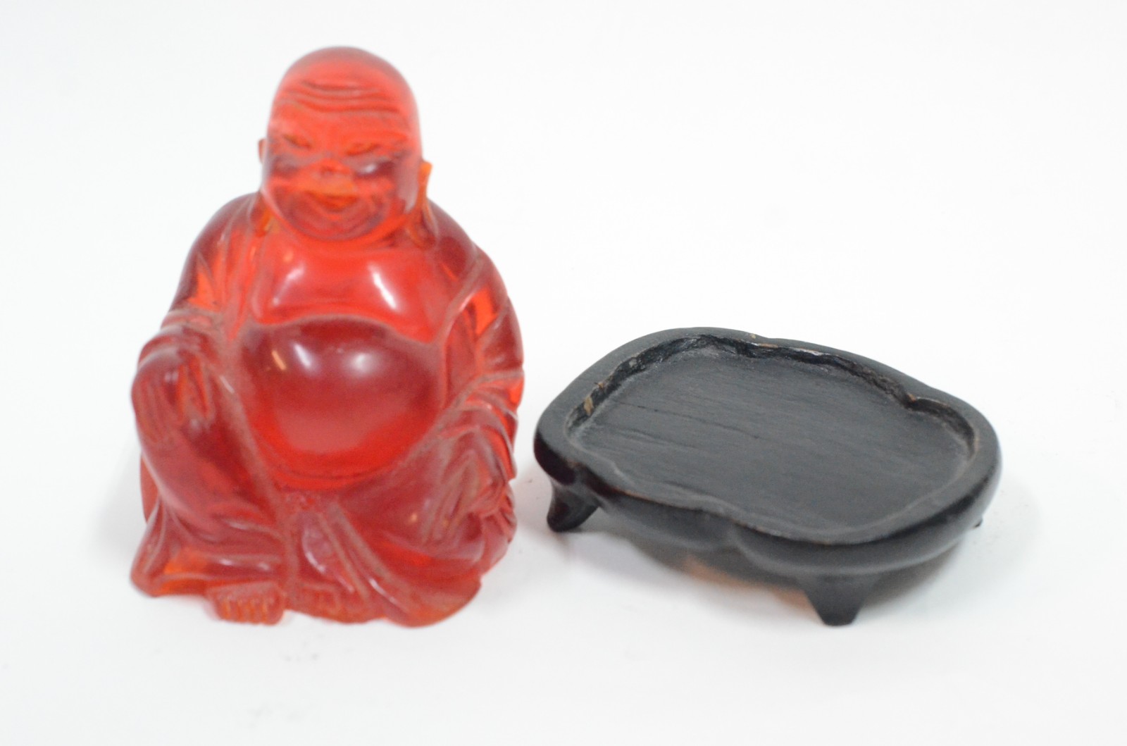Duas figuras diversas de Buda, sendo uma em resina e outra em madeira. - foto 7 de 10