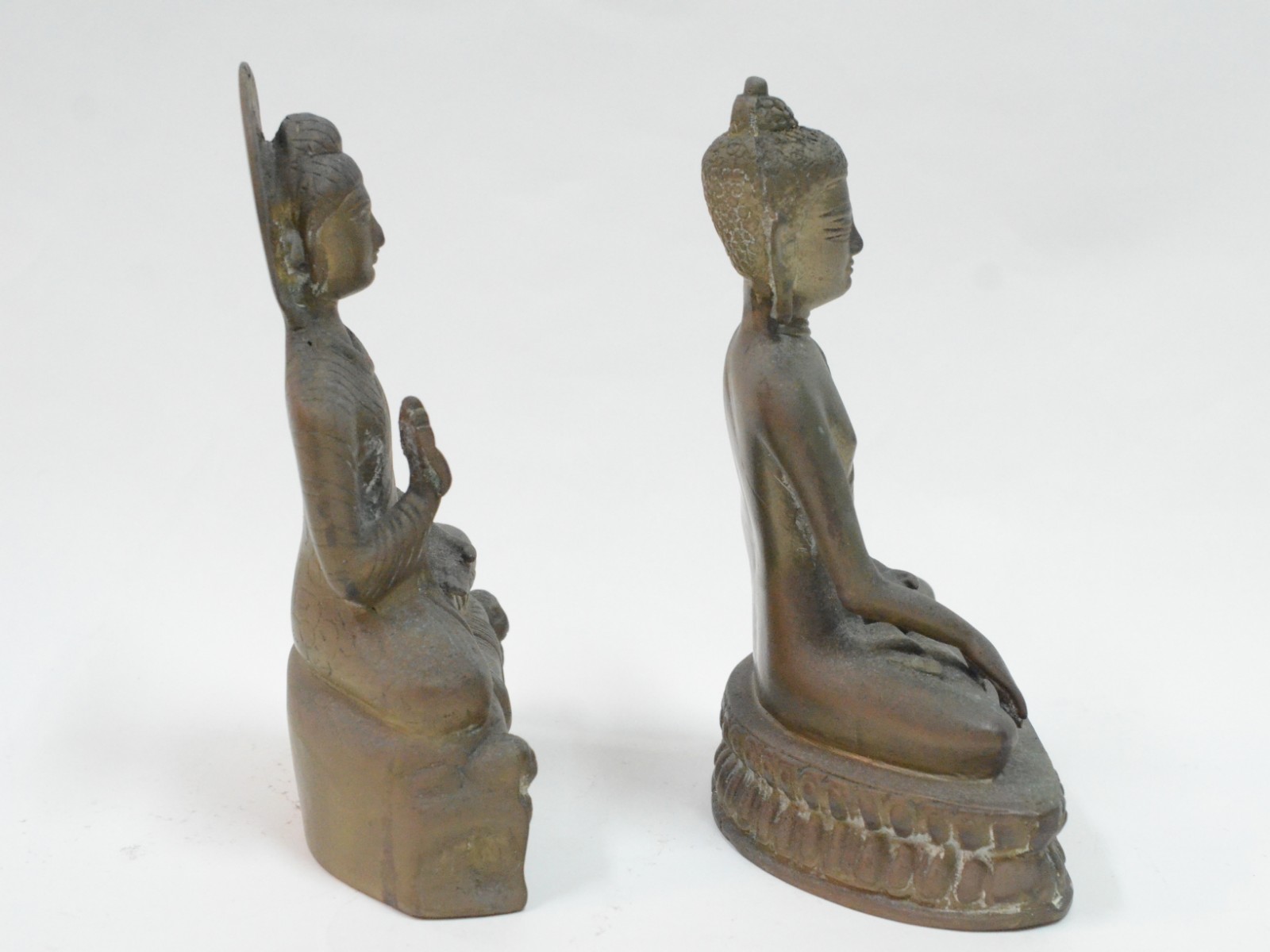 Duas figuras de Buda de metal dourado oriental. - foto 6 de 7