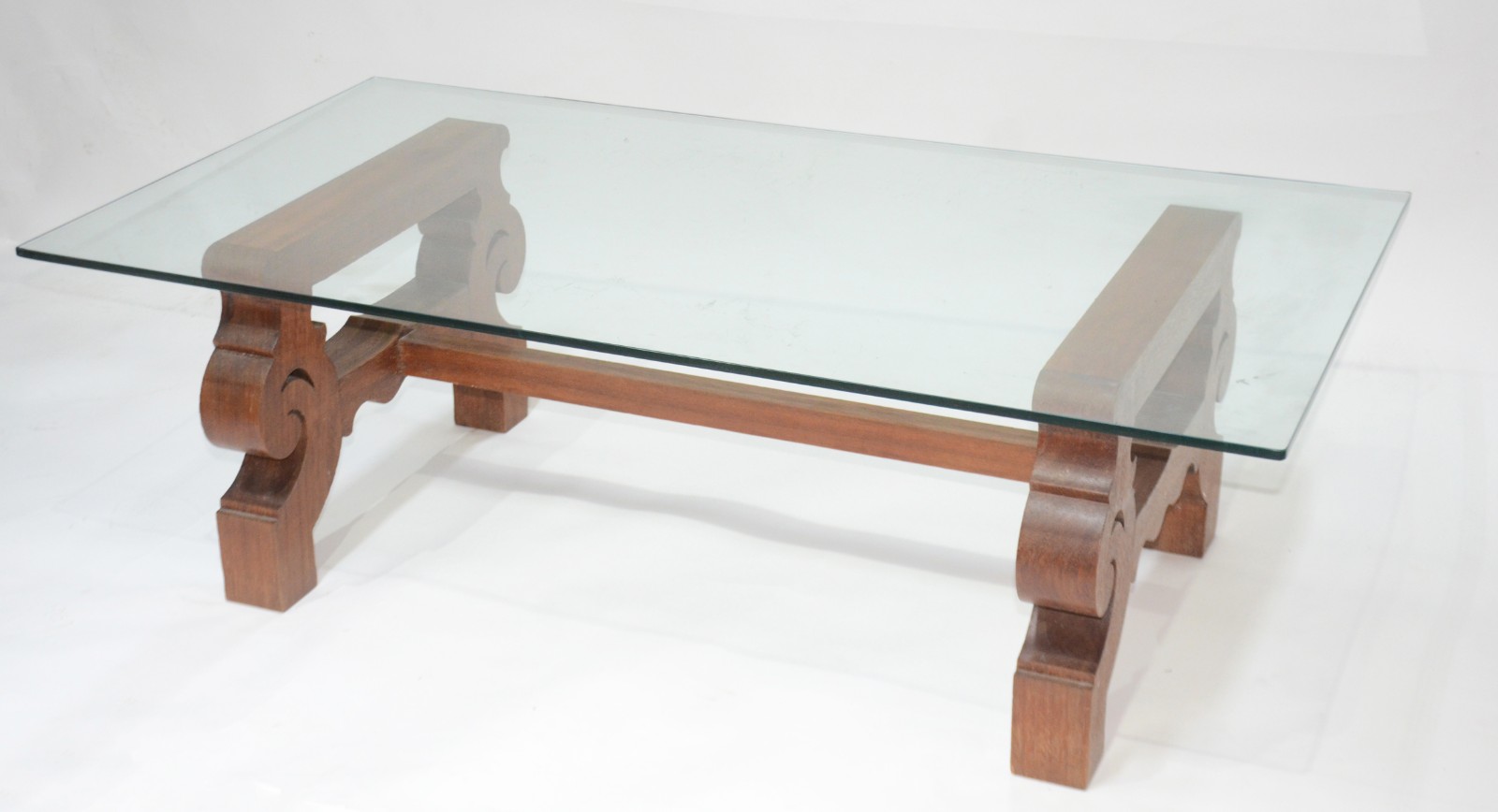 Mesa de centro de madeira nobre com tampo de vidro. - foto 1 de 4