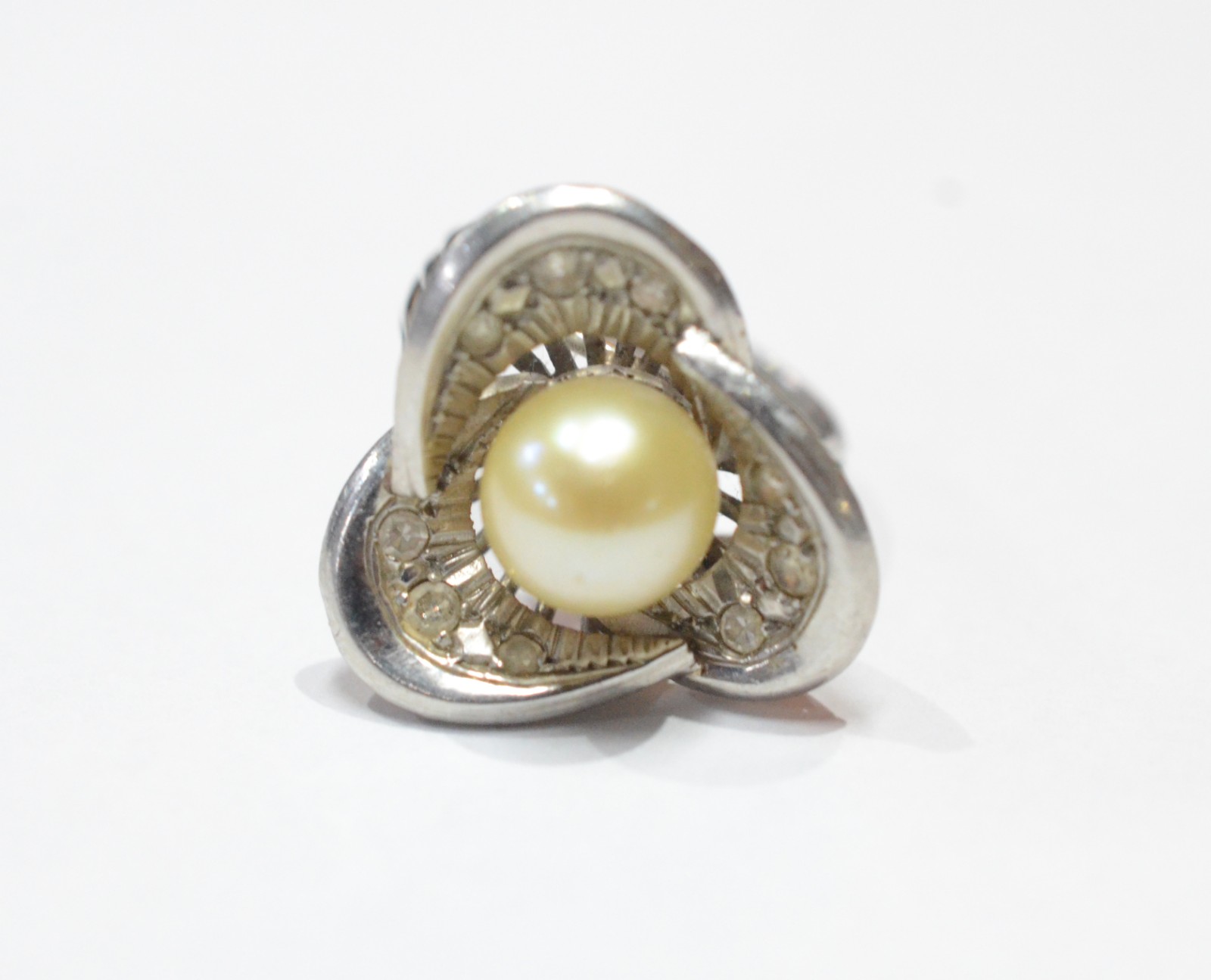 Anel de platina com brilhantes e perola, aro 9. (Por motivos de... - foto 1 de 6
