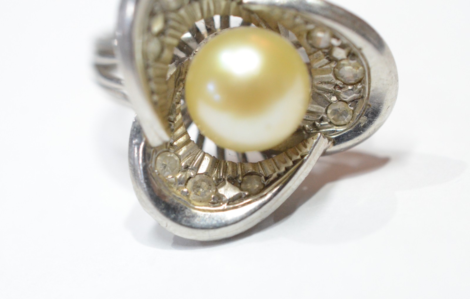 Anel de platina com brilhantes e perola, aro 9. (Por motivos de... - foto 3 de 6