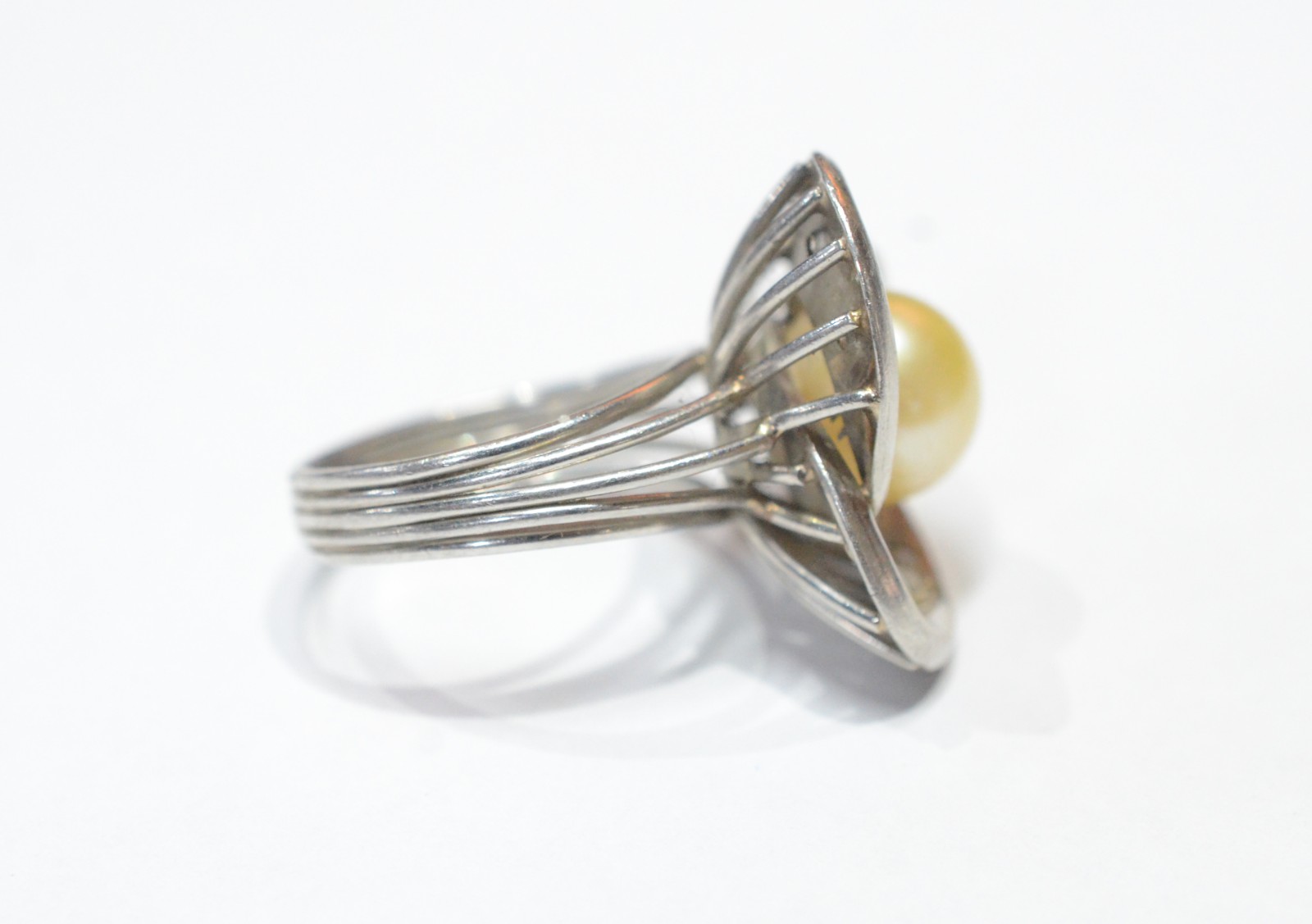 Anel de platina com brilhantes e perola, aro 9. (Por motivos de... - foto 5 de 6