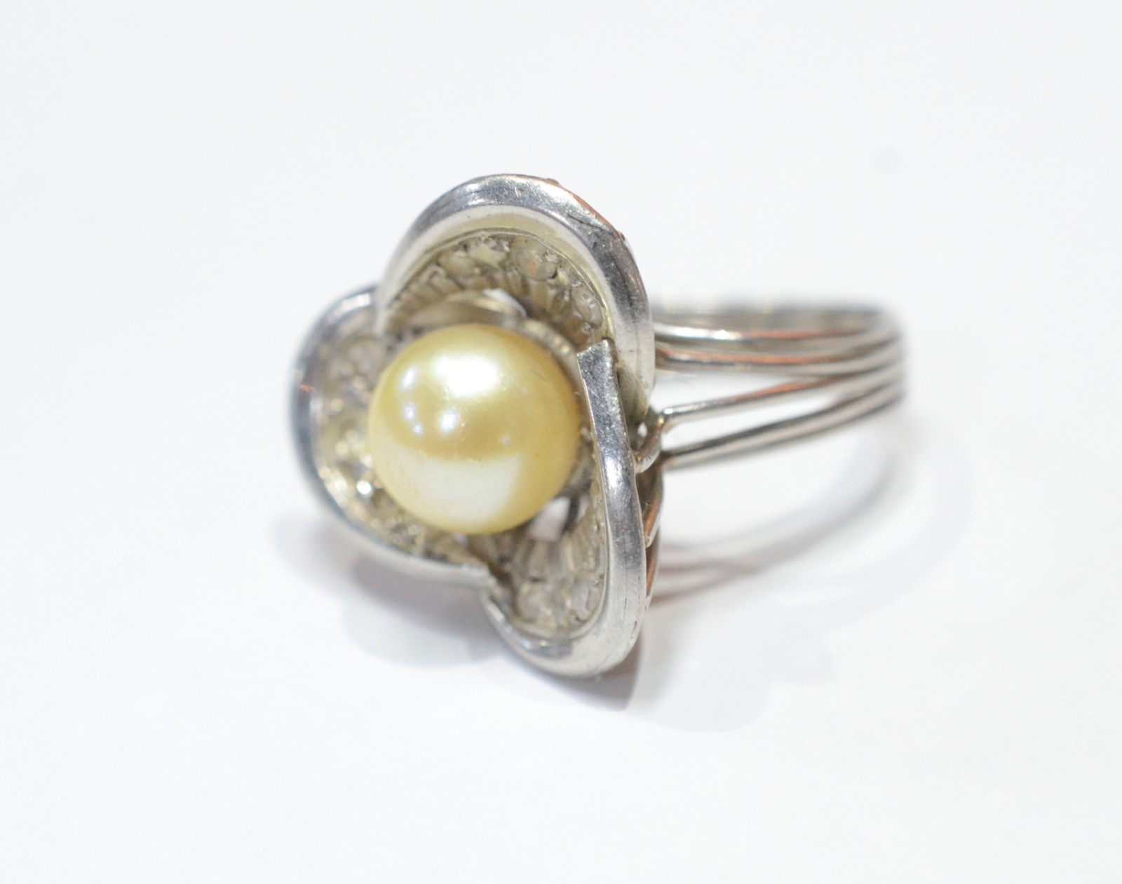 Anel de platina com brilhantes e perola, aro 9. (Por motivos de... - foto 6 de 6