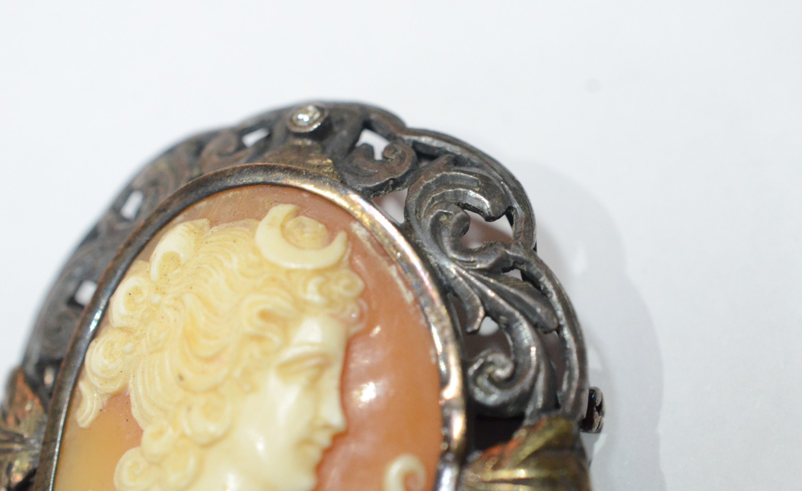Dois camafeus de coral, sendo um com guarnição de prata e o outro com... - foto 4 de 8