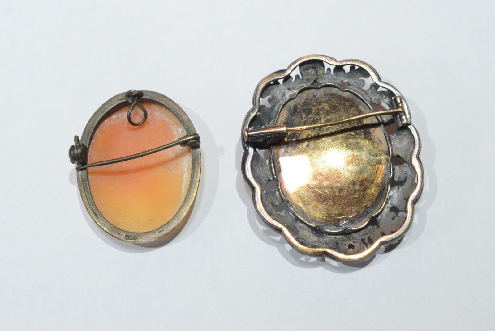 Dois camafeus de coral, sendo um com guarnição de prata e o outro com... - foto 5 de 8