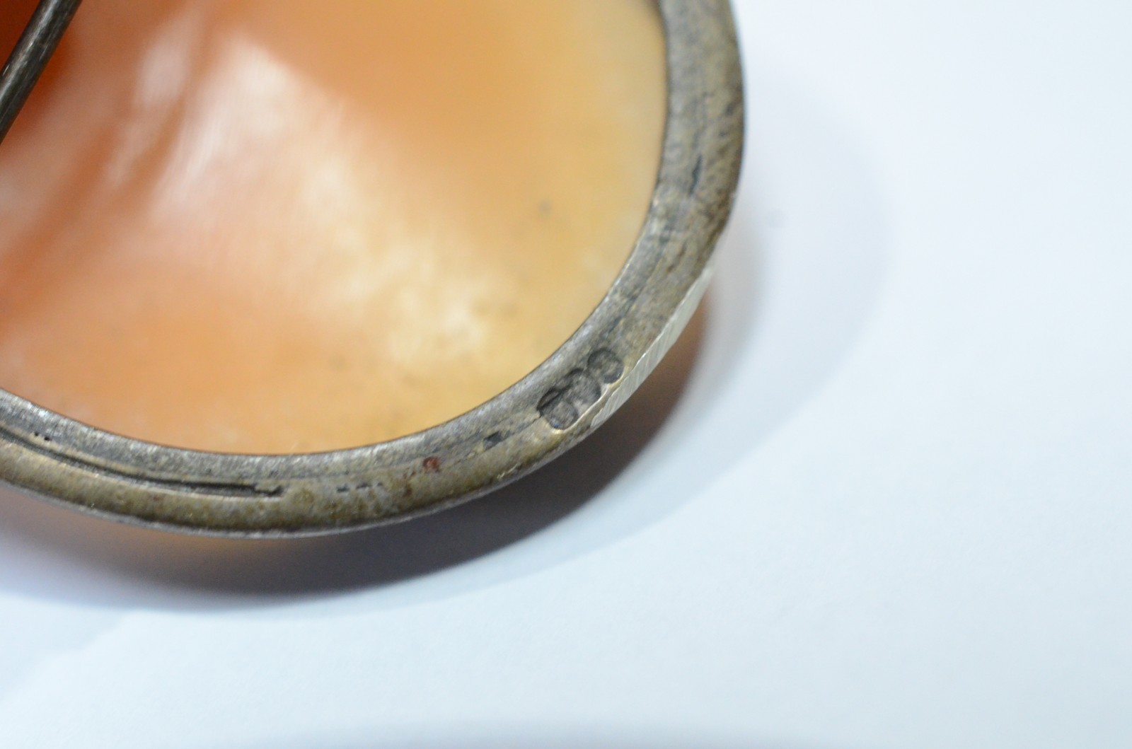 Dois camafeus de coral, sendo um com guarnição de prata e o outro com... - foto 6 de 8