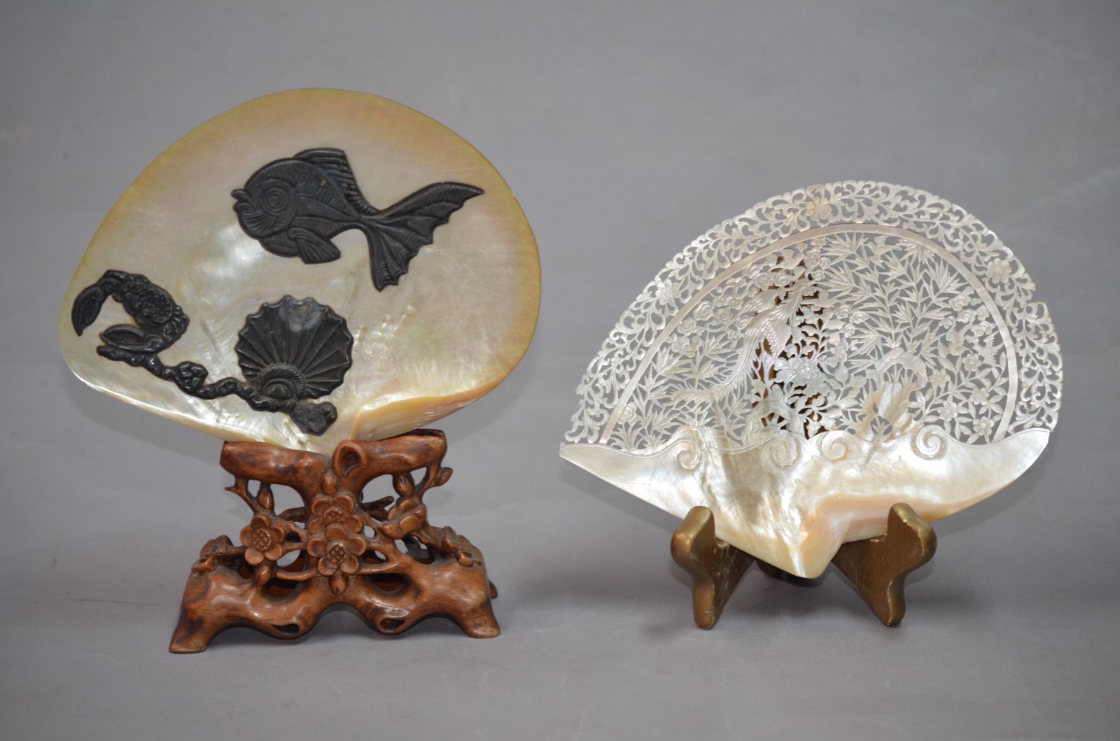 Duas conchas decorativas de madre perola, uma delas com base de... - foto 1 de 10