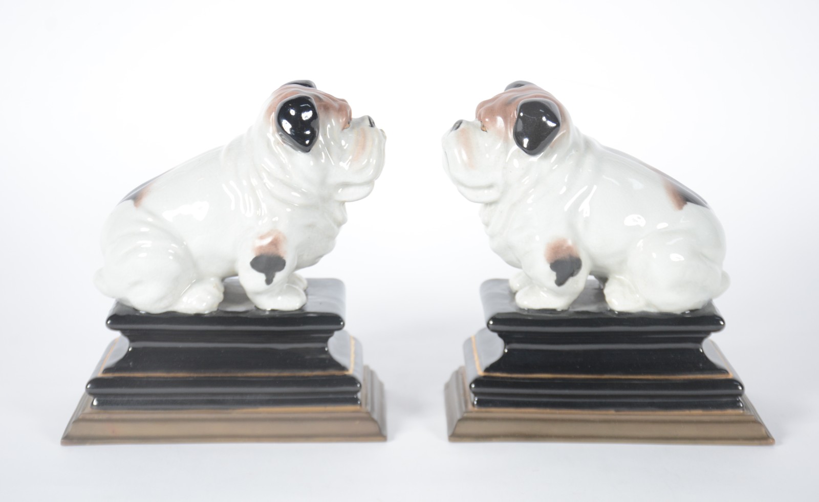 Par de serre livres na forma de cachorros em porcelana policromada. - foto 2 de 7