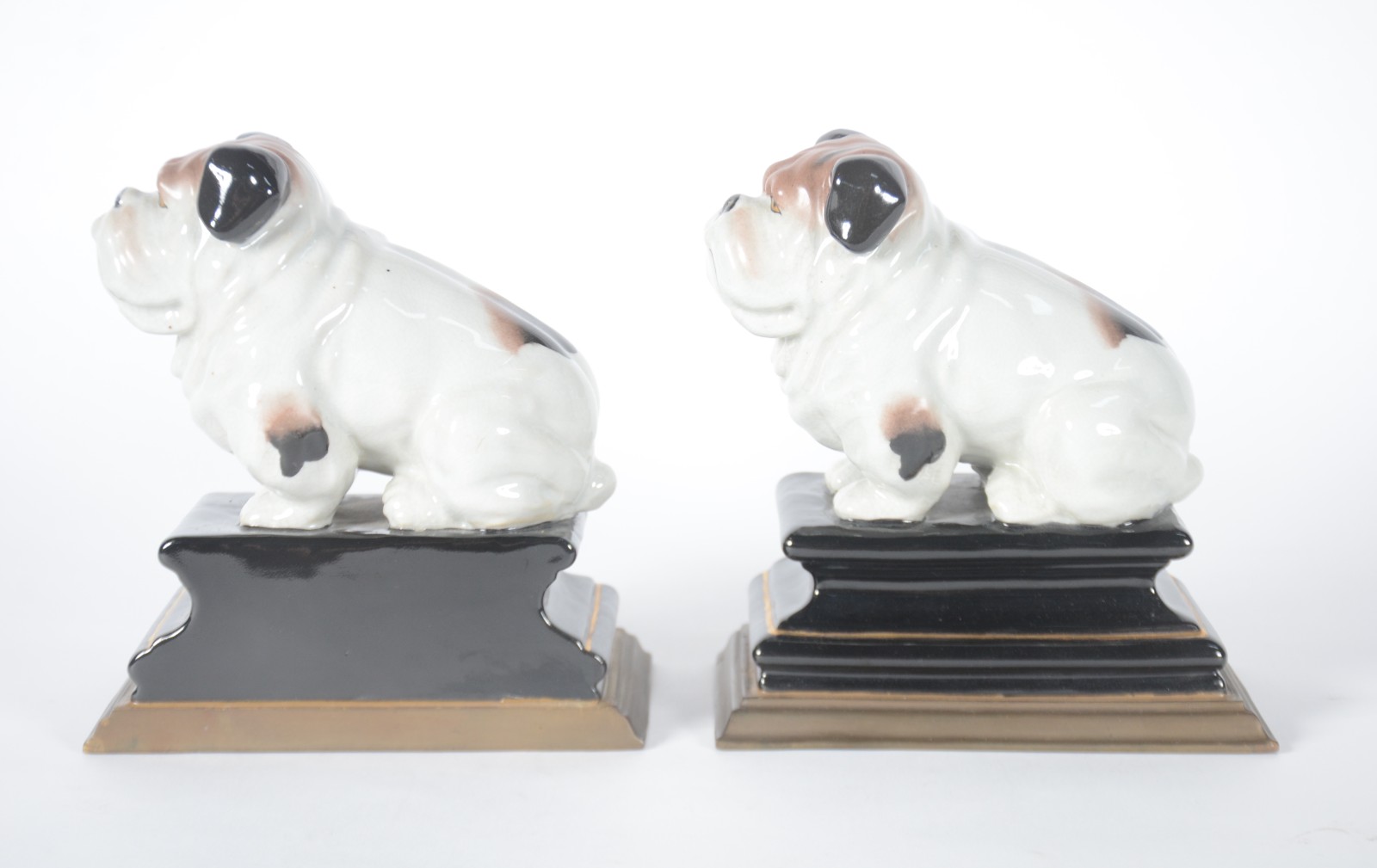 Par de serre livres na forma de cachorros em porcelana policromada. - foto 4 de 7