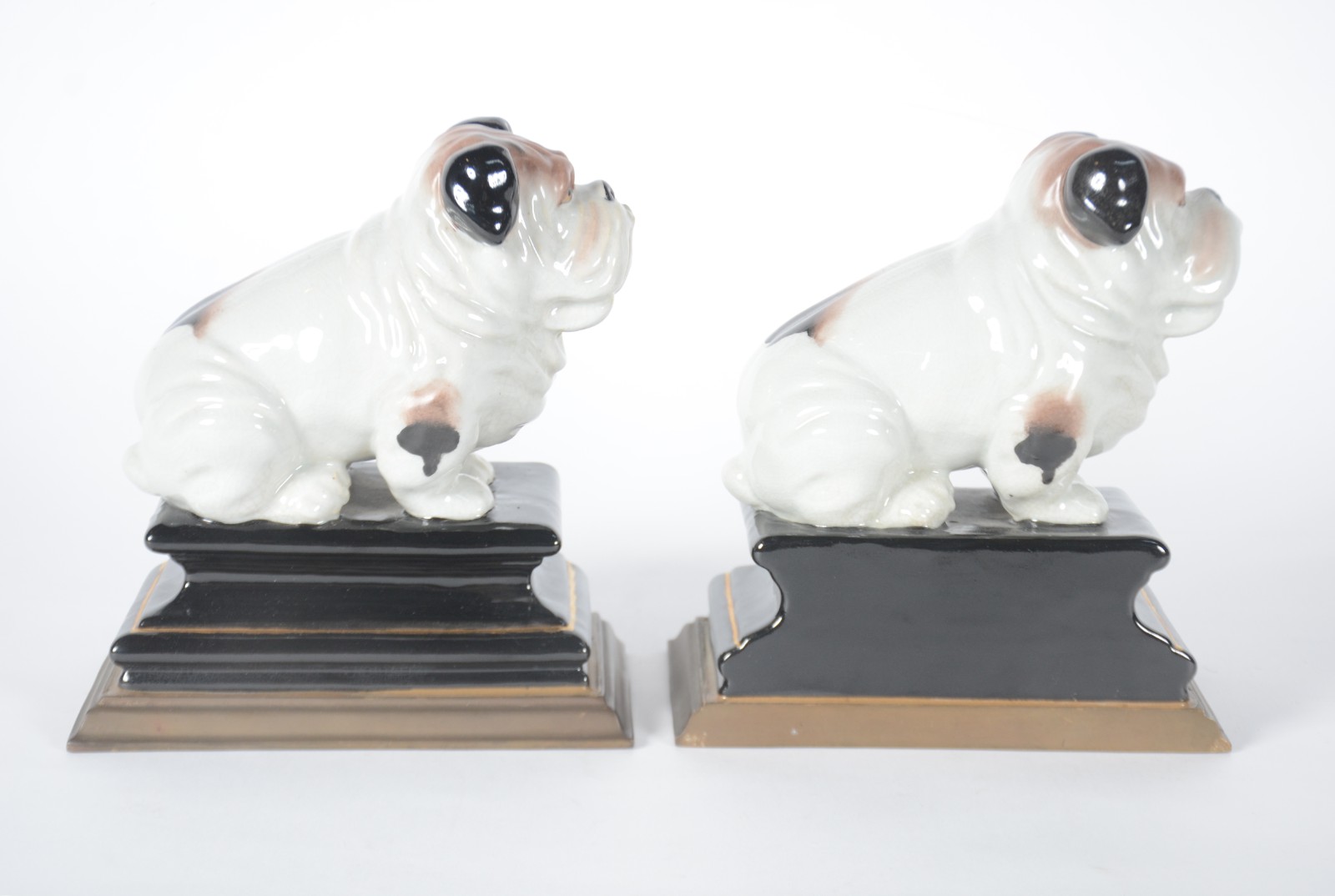 Par de serre livres na forma de cachorros em porcelana policromada. - foto 5 de 7