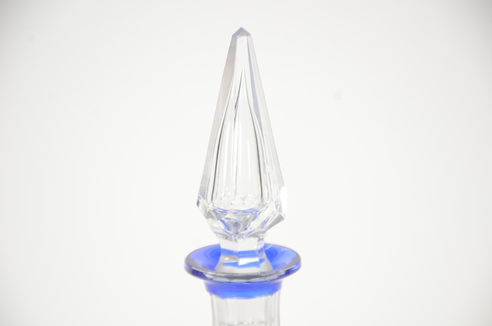 Garrafa de cristal europeu doublé azul lapidado (tampa com bicados). - foto 3 de 9