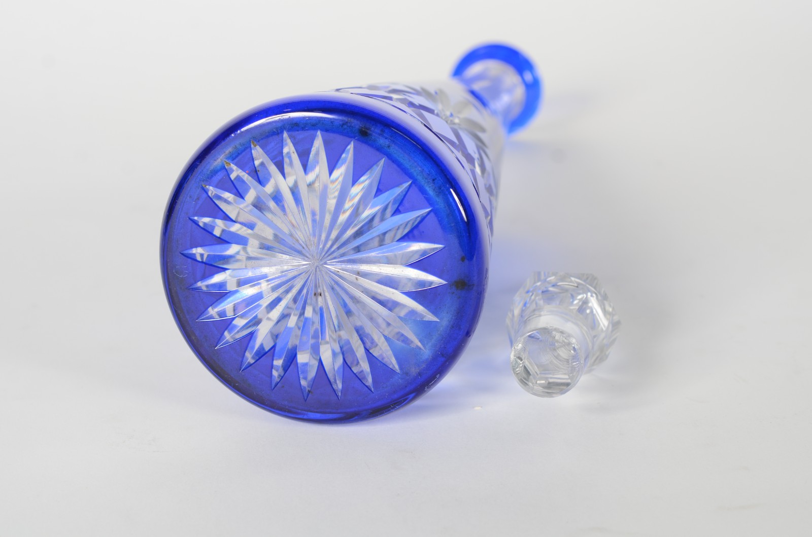 Garrafa de cristal europeu doublé azul lapidado (tampa com bicados). - foto 6 de 9
