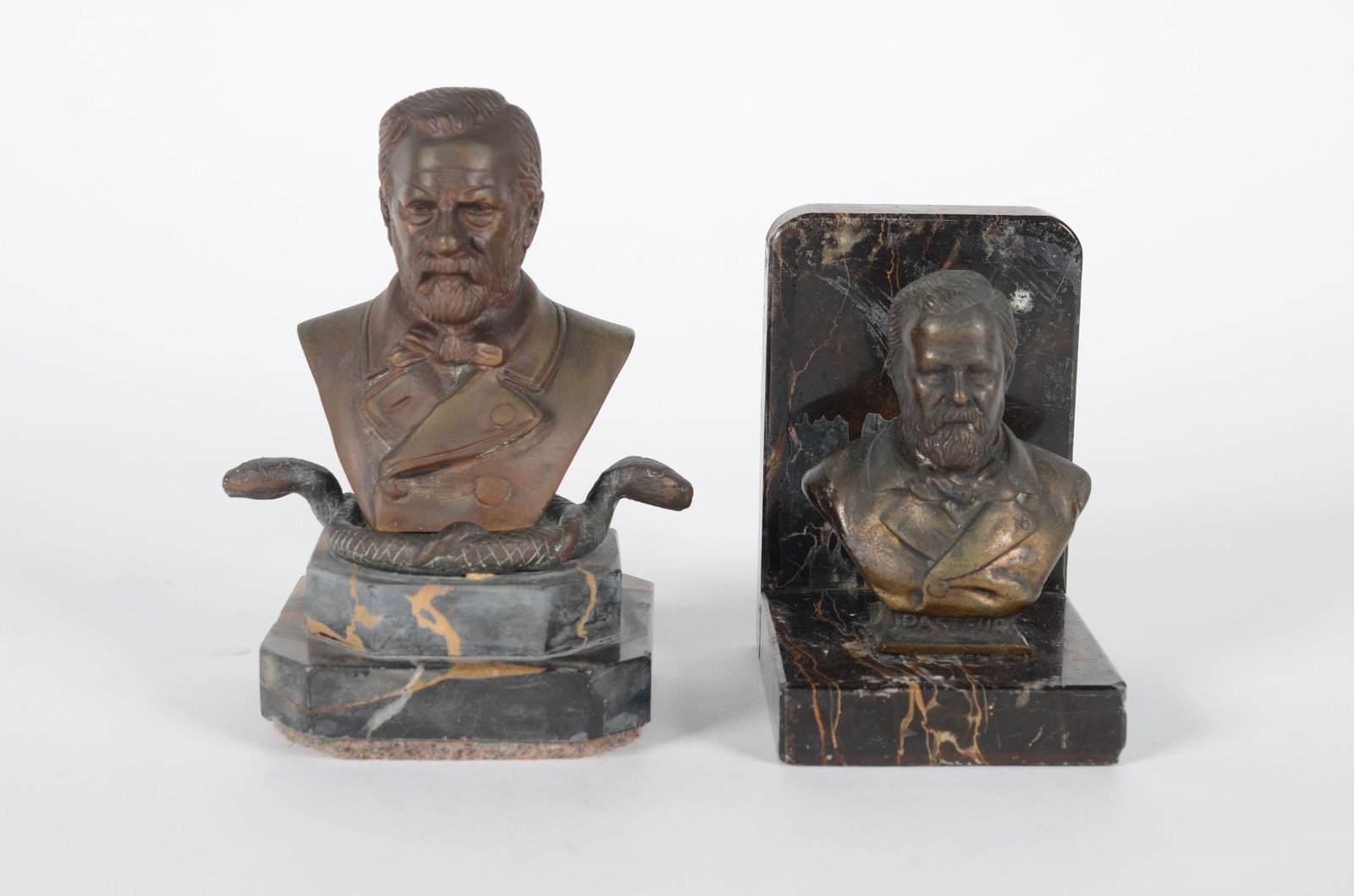 Dois bustos de bronze representando "Pasteur", bases de mármore preto... - foto 1 de 9