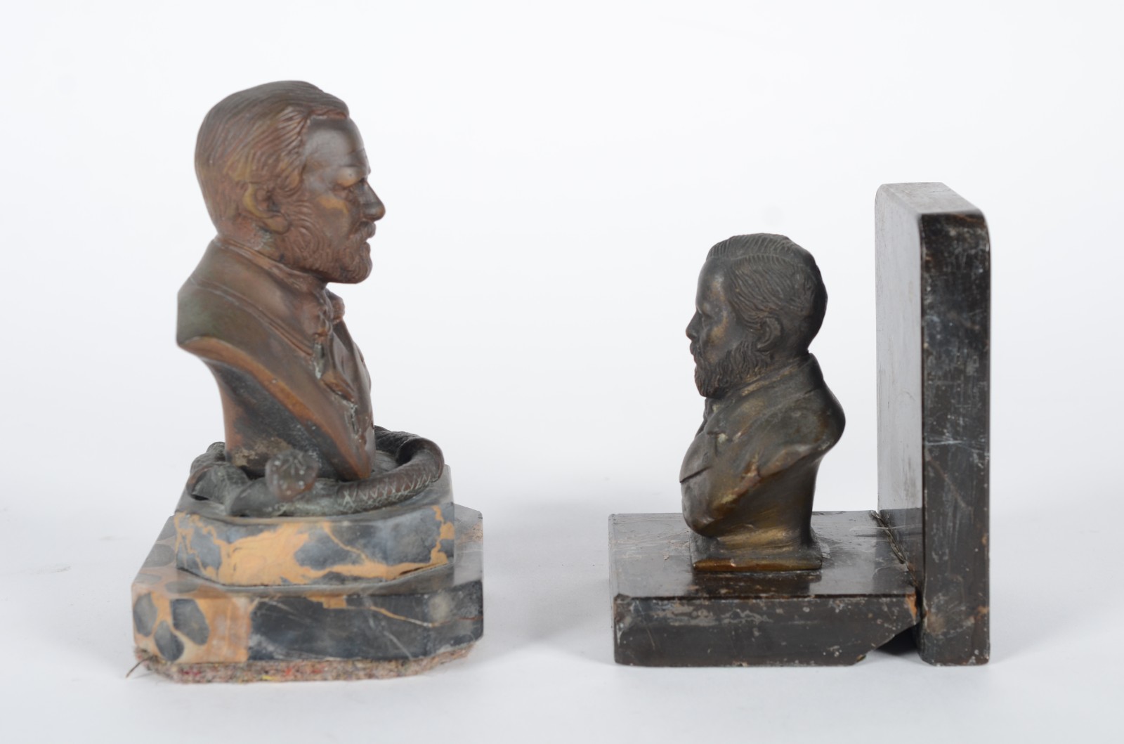 Dois bustos de bronze representando "Pasteur", bases de mármore preto... - foto 2 de 9