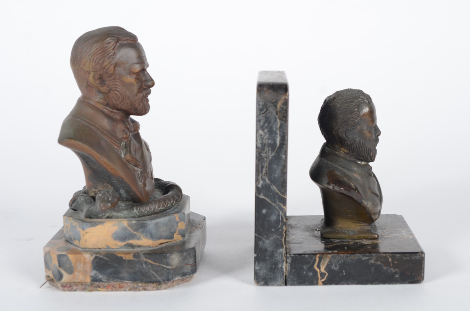 Dois bustos de bronze representando "Pasteur", bases de mármore preto... - foto 4 de 9