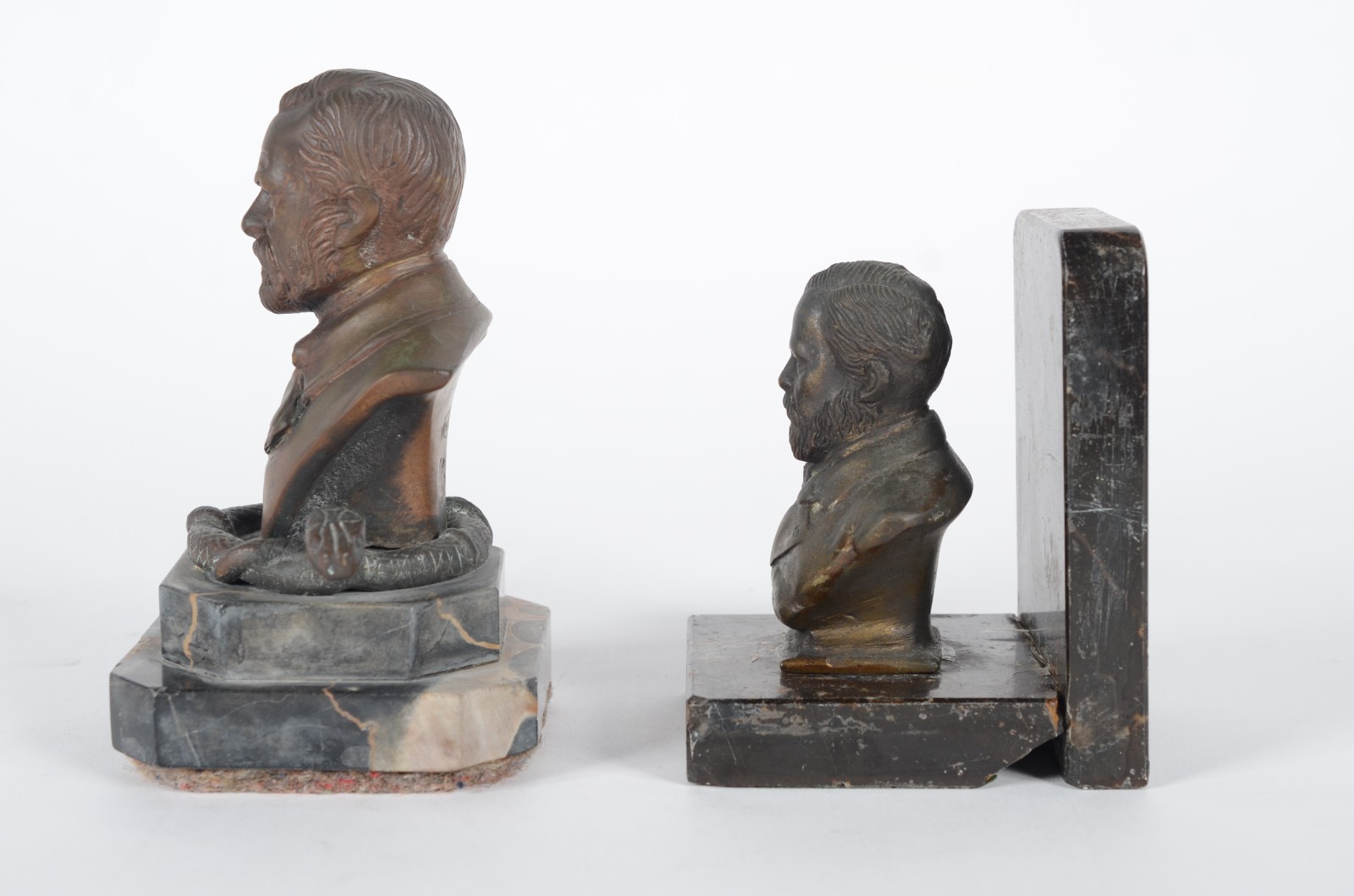 Dois bustos de bronze representando "Pasteur", bases de mármore preto... - foto 5 de 9