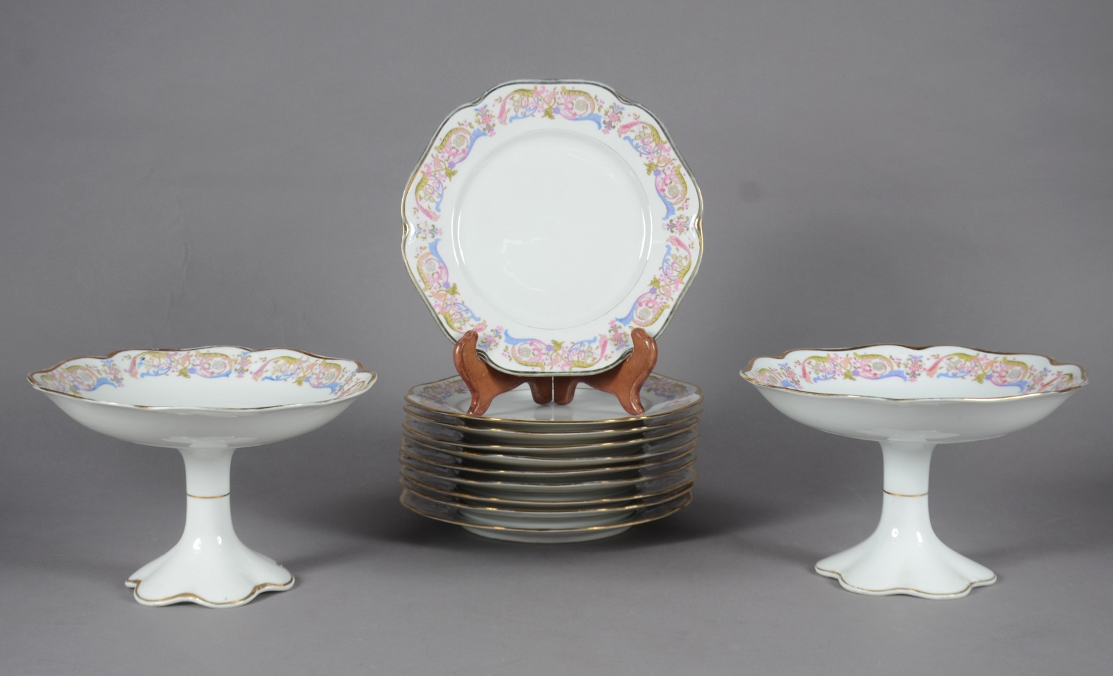 Conjunto com dez pratos e duas fruteiras de pé alto de porcelana... - foto 1 de 8