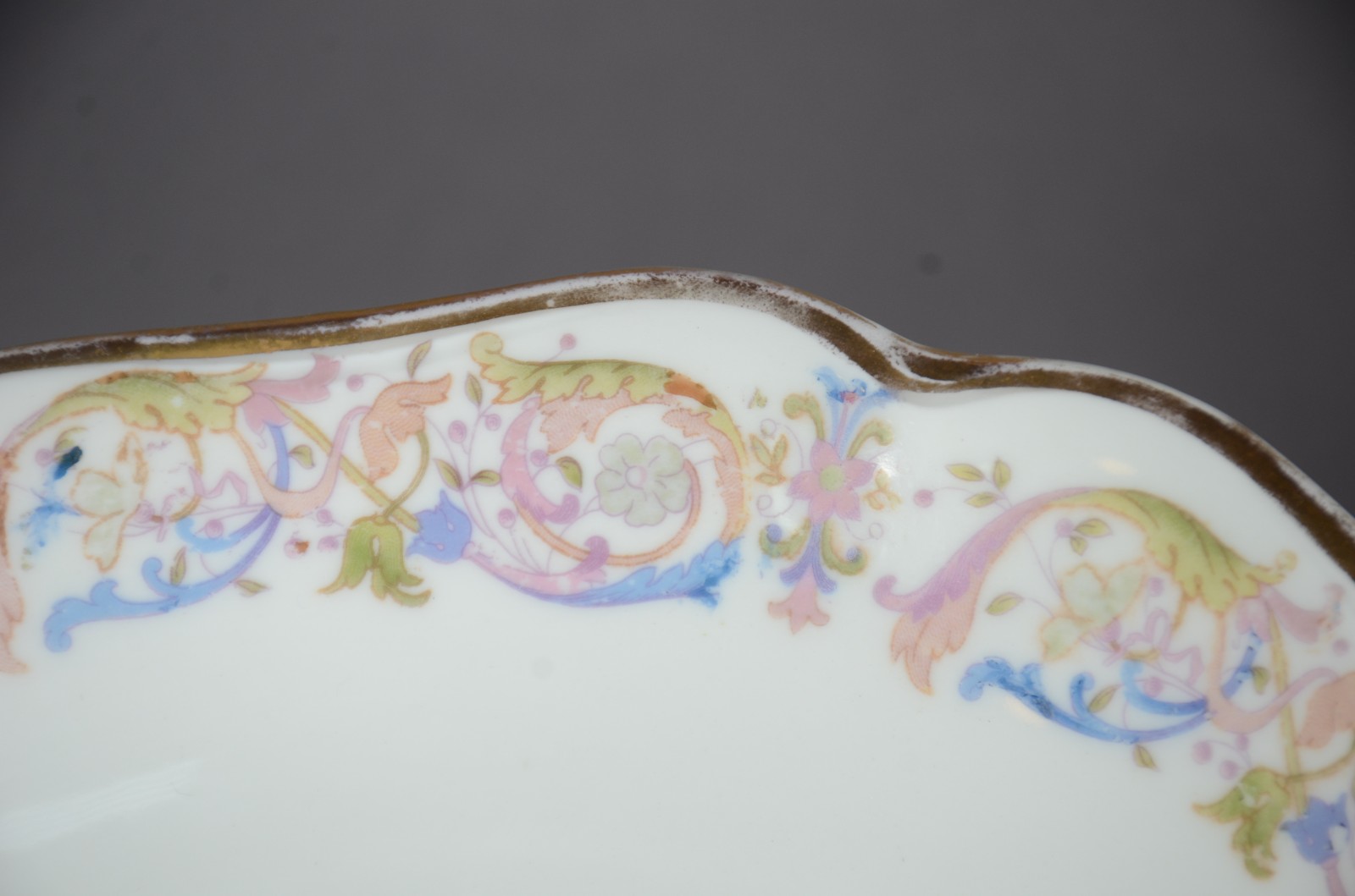 Conjunto com dez pratos e duas fruteiras de pé alto de porcelana... - foto 2 de 8