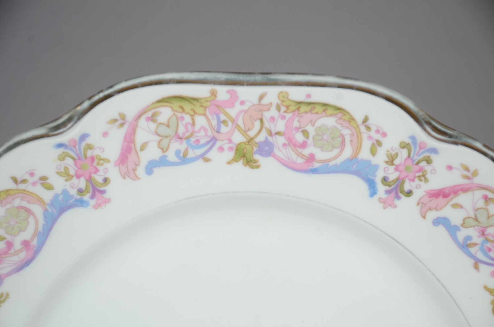 Conjunto com dez pratos e duas fruteiras de pé alto de porcelana... - foto 3 de 8