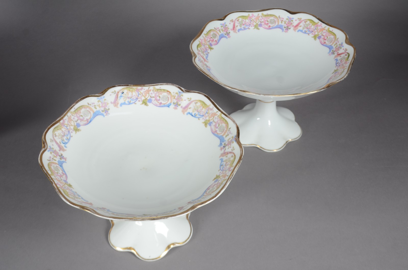 Conjunto com dez pratos e duas fruteiras de pé alto de porcelana... - foto 4 de 8