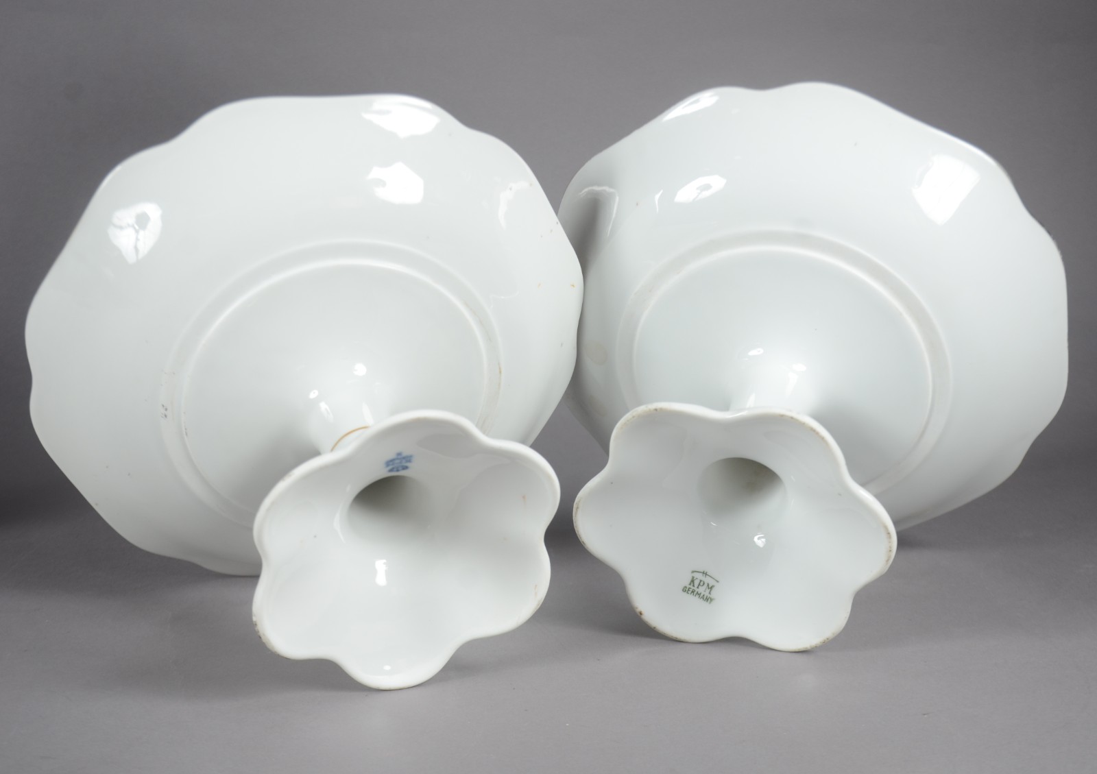 Conjunto com dez pratos e duas fruteiras de pé alto de porcelana... - foto 5 de 8