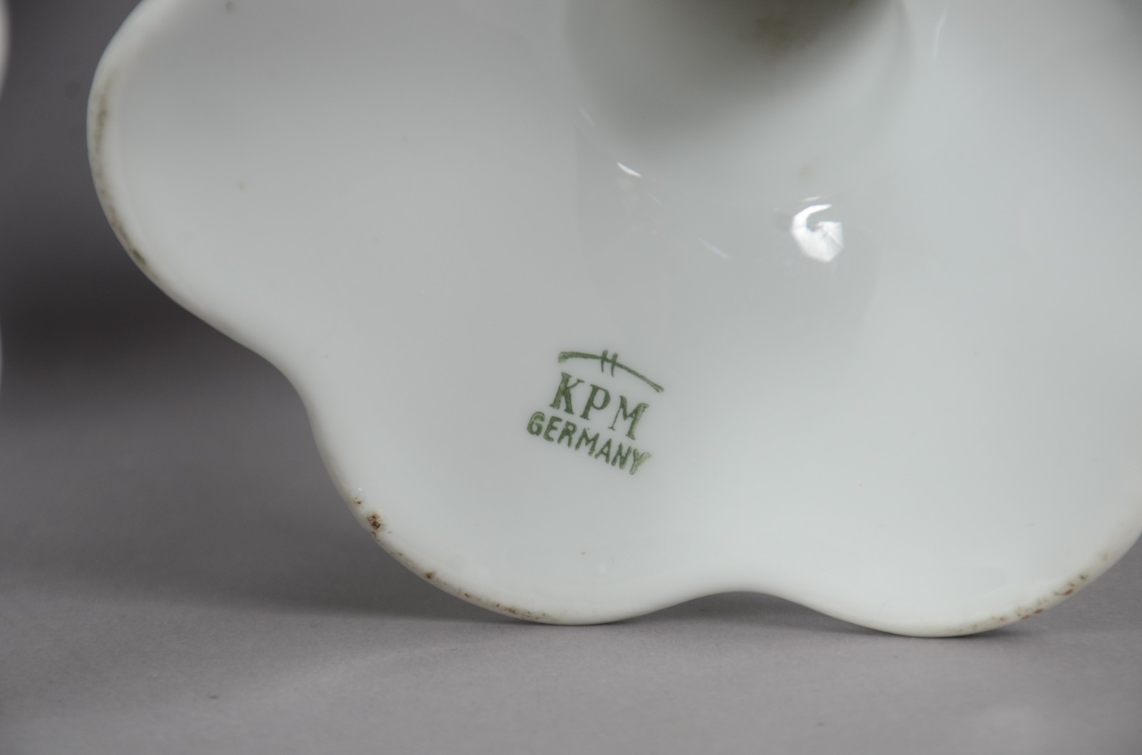 Conjunto com dez pratos e duas fruteiras de pé alto de porcelana... - foto 6 de 8