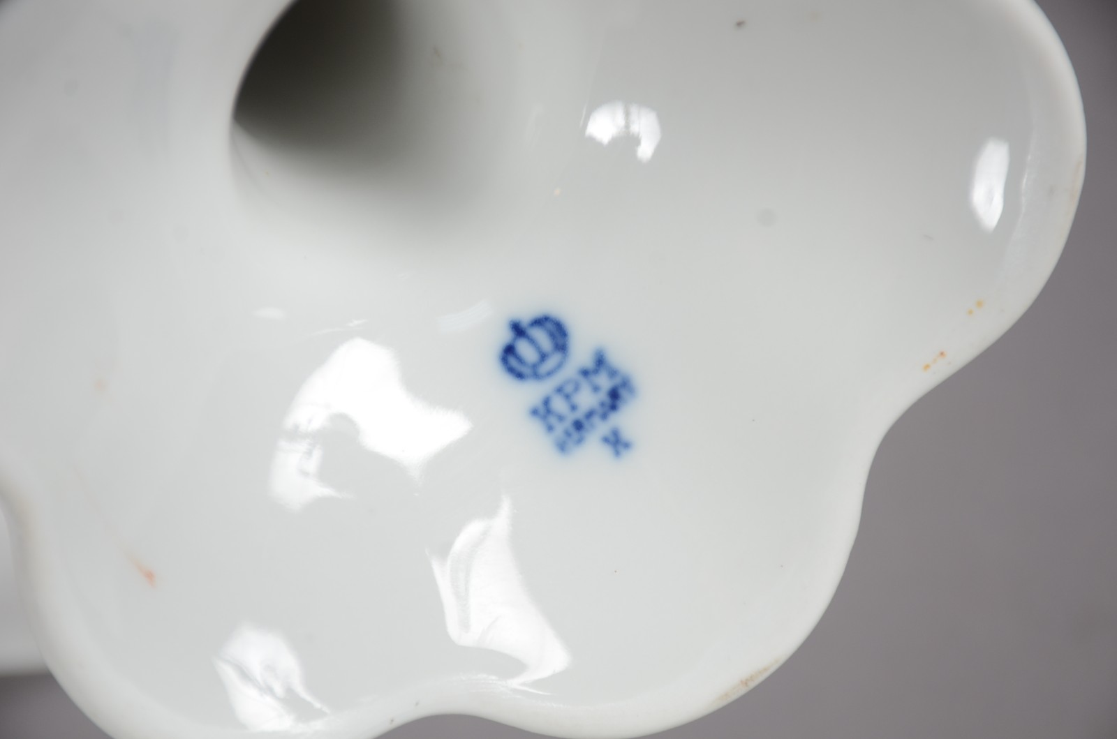 Conjunto com dez pratos e duas fruteiras de pé alto de porcelana... - foto 7 de 8