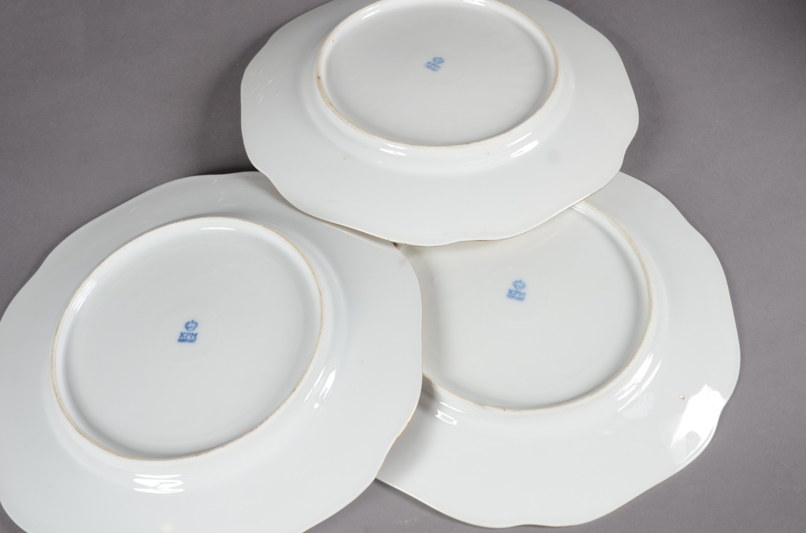 Conjunto com dez pratos e duas fruteiras de pé alto de porcelana... - foto 8 de 8
