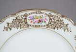 Parte de serviço de porcelana Velho Paris, deco... - Parte de serviço de porcelana Velho Paris, decorado com guirlandas douradas e bouquet de flores em policromia, composto de: 10 pratos de sobreme...