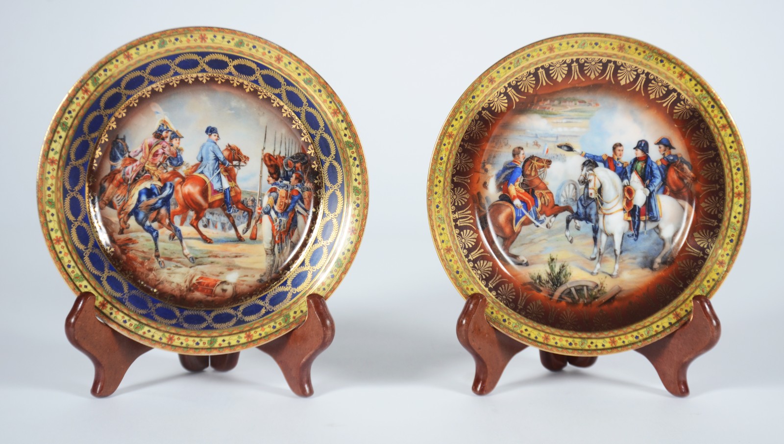 Par de pratos de porcelana tcheca Royal Epiag, decorados com cenas de... - foto 1 de 9