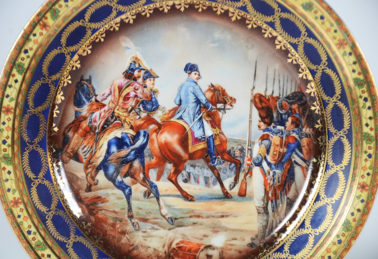 Par de pratos de porcelana tcheca Royal Epiag, decorados com cenas de... - foto 2 de 9