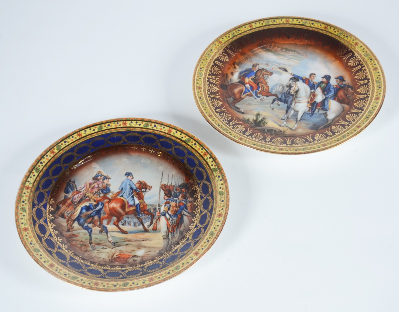 Par de pratos de porcelana tcheca Royal Epiag, decorados com cenas de... - foto 6 de 9