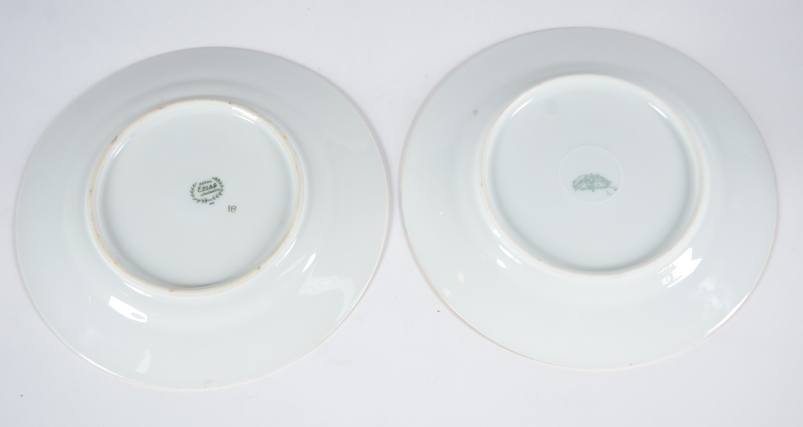 Par de pratos de porcelana tcheca Royal Epiag, decorados com cenas de... - foto 7 de 9