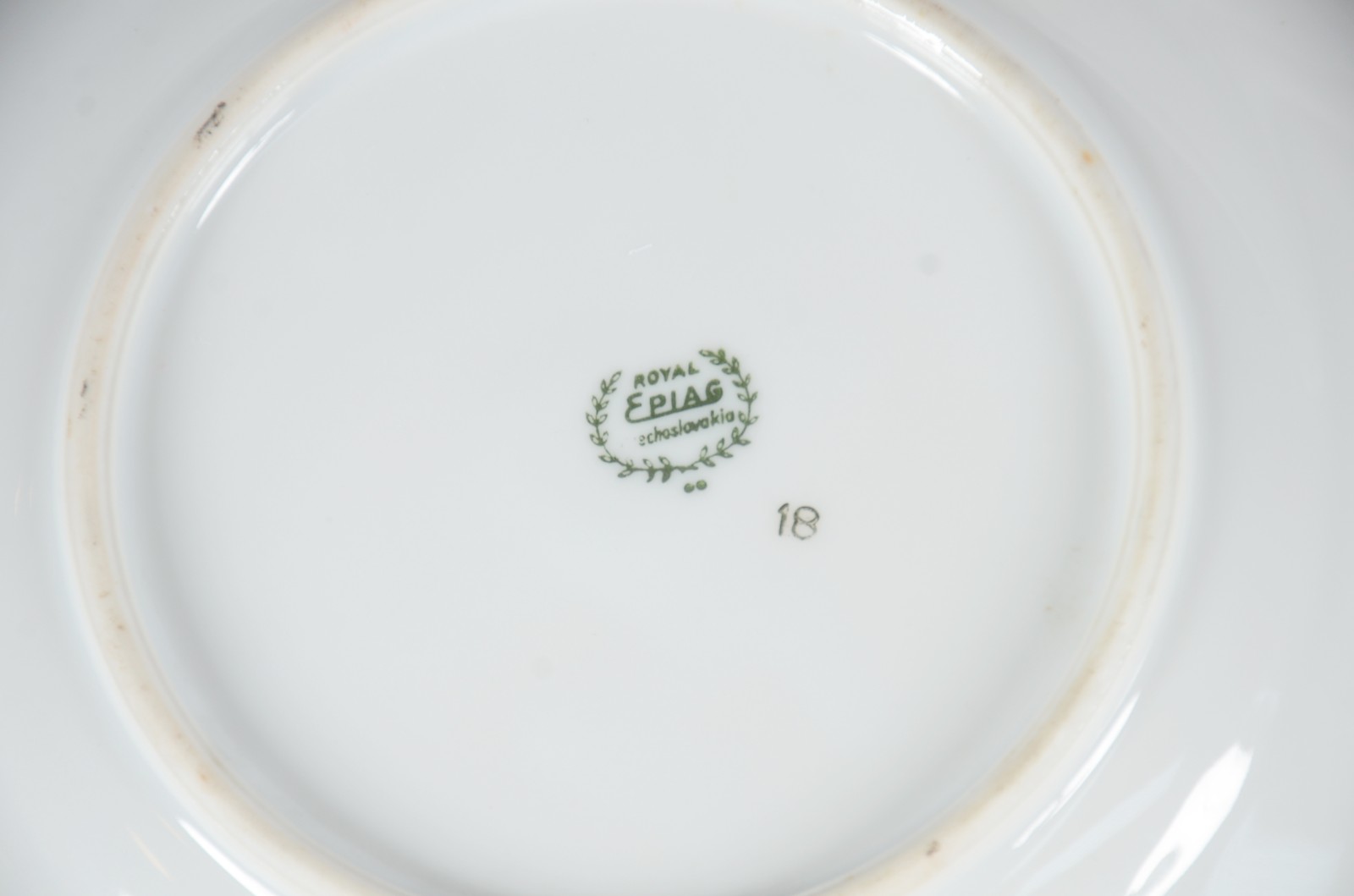 Par de pratos de porcelana tcheca Royal Epiag, decorados com cenas de... - foto 8 de 9
