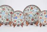 Quatro pratos de porcelana oriental Imari, send... - Quatro pratos de porcelana oriental Imari, sendo 2 maiores e 2 menores. Um deles com fio de cabelo. Assinados no verso e guirlandas em azul nas ...