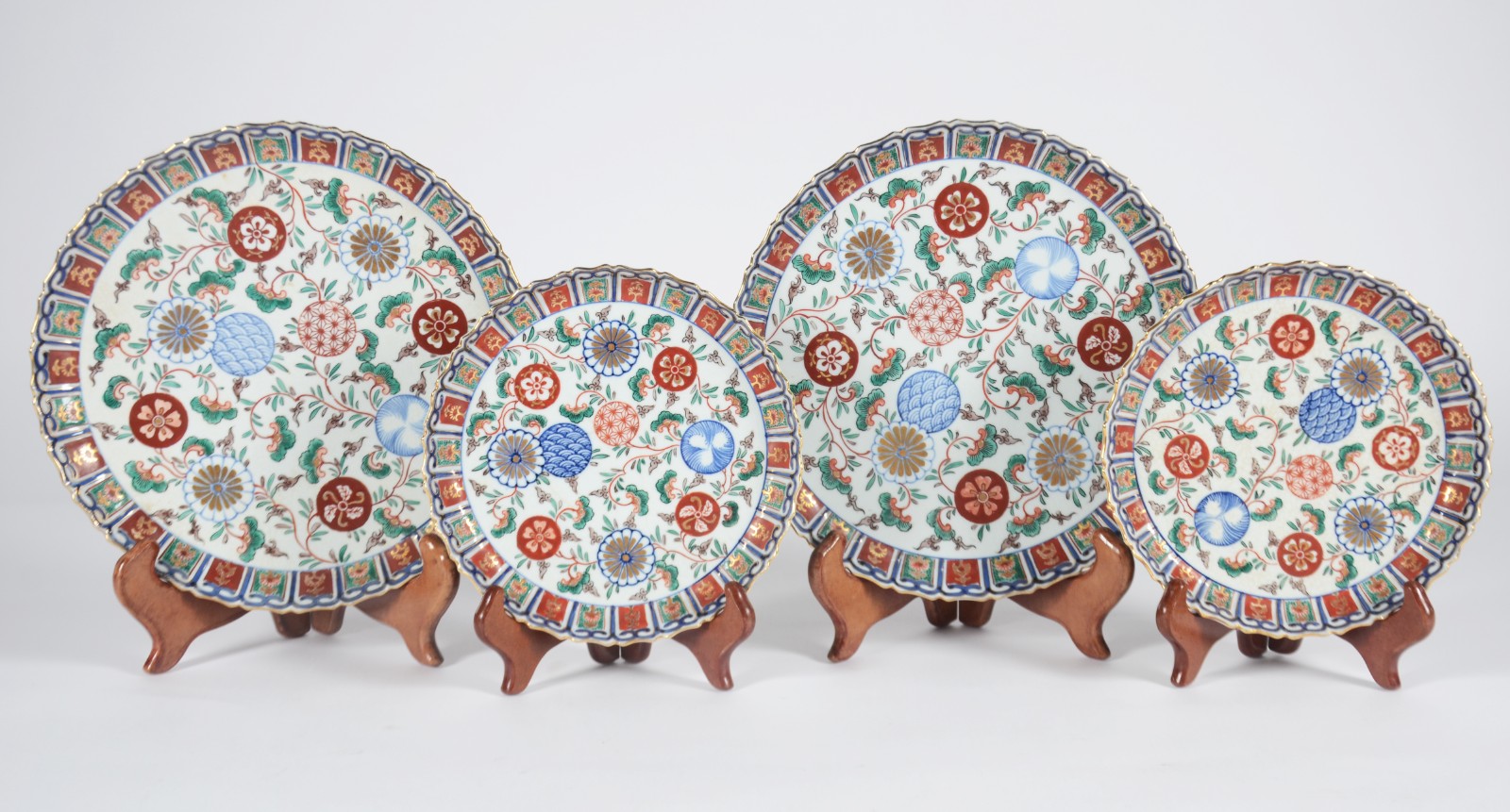 Quatro pratos de porcelana oriental Imari, sendo 2 maiores e 2... - foto 1 de 9