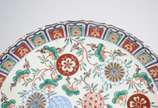 Quatro pratos de porcelana oriental Imari, send... - Quatro pratos de porcelana oriental Imari, sendo 2 maiores e 2 menores. Um deles com fio de cabelo. Assinados no verso e guirlandas em azul nas ...