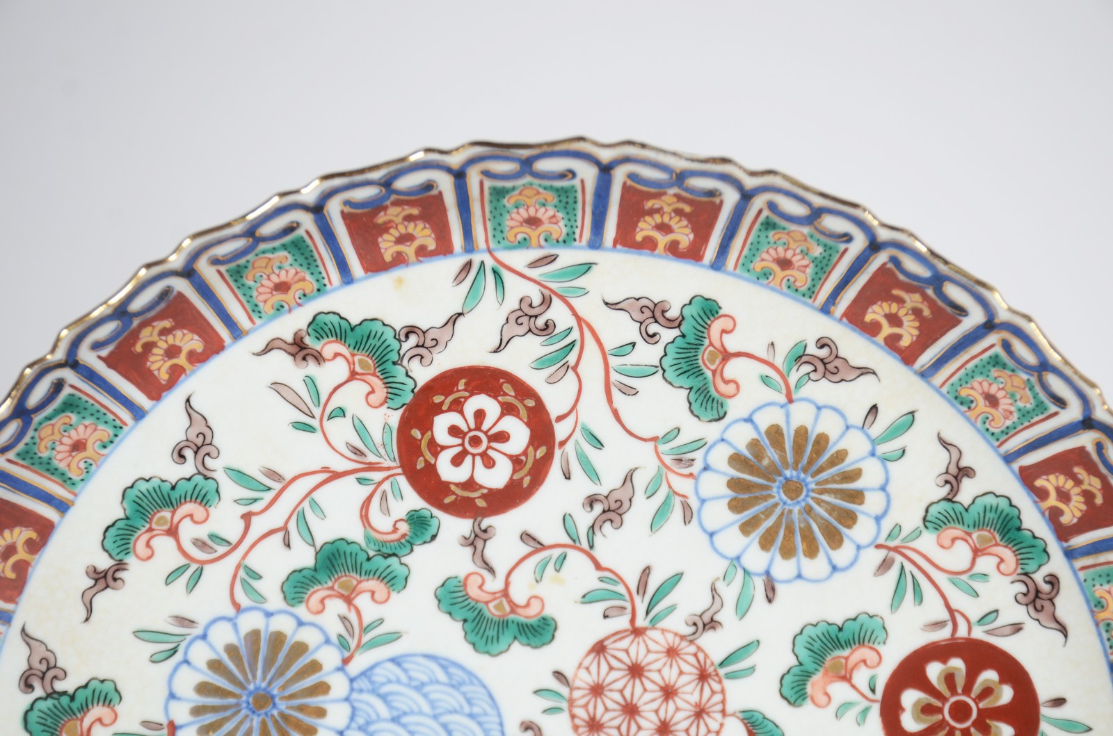Quatro pratos de porcelana oriental Imari, sendo 2 maiores e 2... - foto 2 de 9