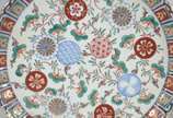 Quatro pratos de porcelana oriental Imari, send... - Quatro pratos de porcelana oriental Imari, sendo 2 maiores e 2 menores. Um deles com fio de cabelo. Assinados no verso e guirlandas em azul nas ...