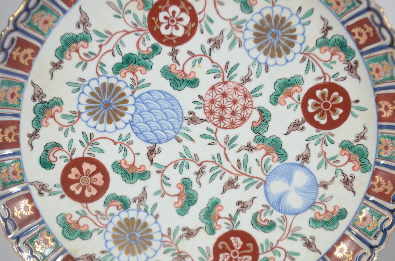 Quatro pratos de porcelana oriental Imari, sendo 2 maiores e 2... - foto 3 de 9