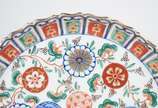 Quatro pratos de porcelana oriental Imari, send... - Quatro pratos de porcelana oriental Imari, sendo 2 maiores e 2 menores. Um deles com fio de cabelo. Assinados no verso e guirlandas em azul nas ...