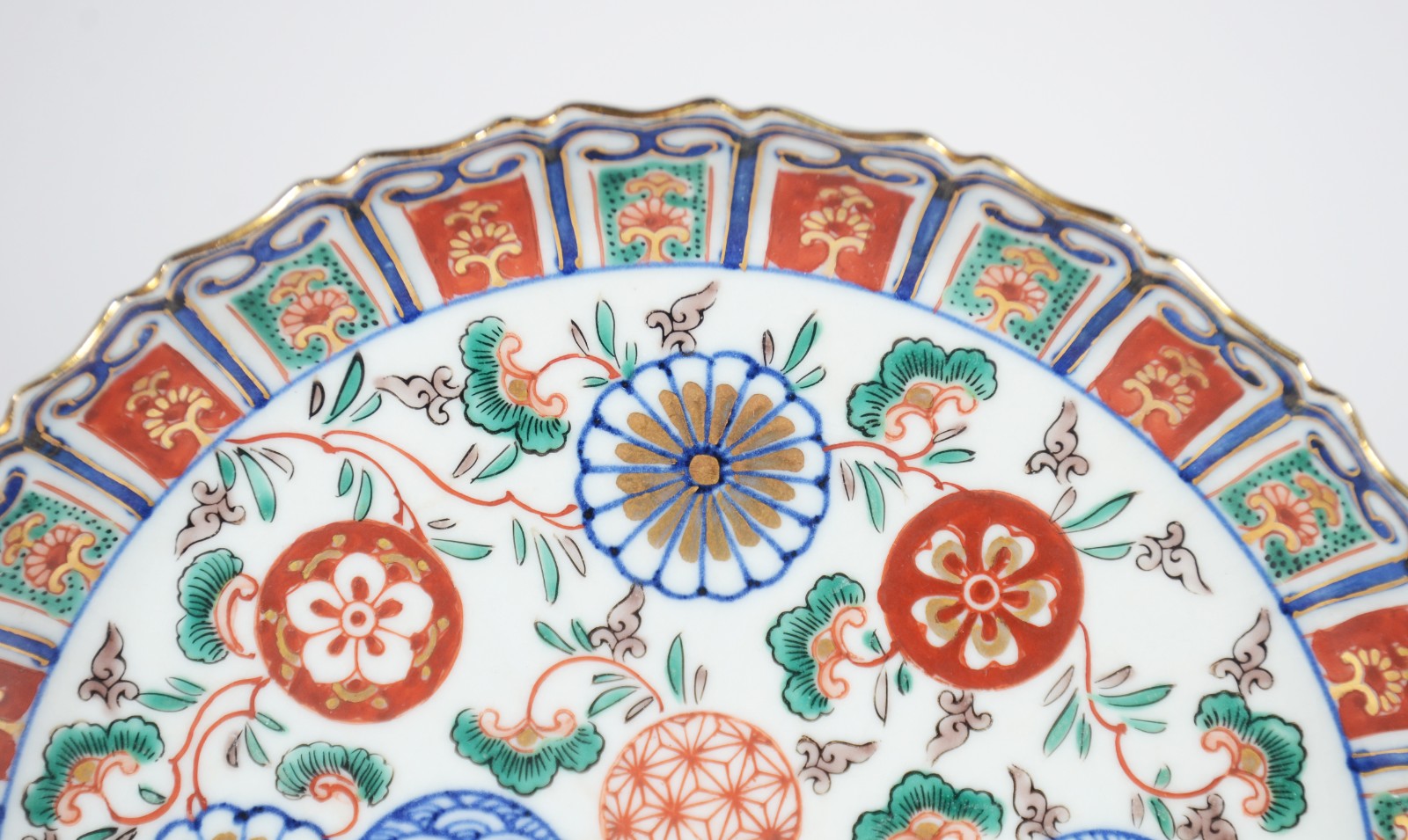 Quatro pratos de porcelana oriental Imari, sendo 2 maiores e 2... - foto 4 de 9