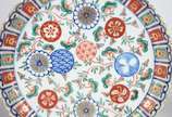 Quatro pratos de porcelana oriental Imari, send... - Quatro pratos de porcelana oriental Imari, sendo 2 maiores e 2 menores. Um deles com fio de cabelo. Assinados no verso e guirlandas em azul nas ...